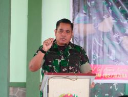 Kolonel Inf Aswin Kartawijaya Berikan Jam Danrem Kepada Prajurit Kodim 1803/Fakfak