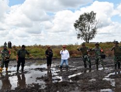 Dandim Merauke Pimpin Tanam Padi Bersama Sesditjen Kemnetan RI dan Kadis Pertanian