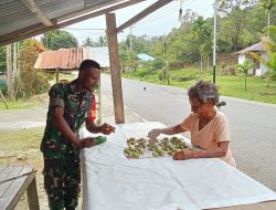 Babinsa Satgaster Komsos dengan Mama-mama Penjual Pinang