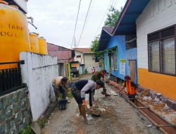 Jadikan Infrastruktur Desa Yang Aman,Bersama Warga Babinsa Koramil 0907/02 Tarteng Perbaiki Drainase