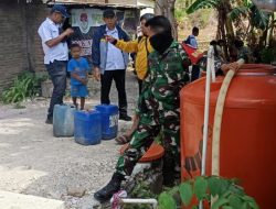 Peduli Kebutuhan Warga, Babinsa Koramil 1425-03 Tamalatea Distribusikan Ribuan Liter Air Bersih