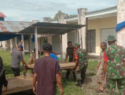 Personel Koramil 01/Sinjai Utara dan Pos Ramil Bulupoddo Kodim 1424/Sinjai Bersama Masyarakat Bersihkan Pasar