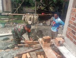 Wujudkan Manunggal TNI-Rakyat, Babinsa Bantu Warga Bangun Rumah