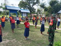 Babinsa Koramil Kimaam Latih Baris Berbaris Kepada Siswa-Siswi SMP Kisito