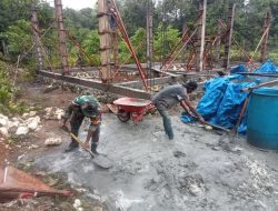 Karya Bakti TNI, Babinsa Satgaster Kodim Maybrat Bantu Bangun Rumah Warga Binaan