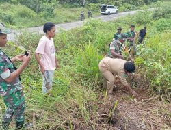 Babinsa Koramil 04/Aitinyo Barat Bersama Warga Menanam Bibit Pohon Pinang
