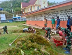 Babinsa Satgaster melaksanakan karya bakti pembersihan halaman Pastori Gereja Efata