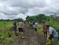 Babinsa Laksanakan Gotong royong bersama warga laksanakan penimbunan Jalan