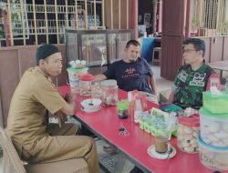 Babinsa Ramil 1422-03/Camba Gelar Komsos di Dusun Batu Madenring, Desa Batu Putih