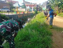 Gelar Karya Bhakti, Kodim 1412/Kolaka Bersama Warga Bersihkan Saluran Drainase