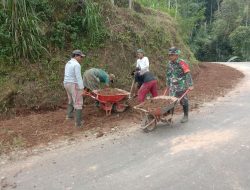 Ciptakan Lingkungan Sehat, Babinsa Kodim 1424/Sinjai Bersama Warga Gali Saluran Air Yang Tertimbun