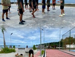 Manfaatkan Fasilitas Sport Center Fakfak, Prajurit Korem 182/JO Olahraga & Bersihkan Sampah di Sport Center Norten Mareh