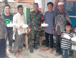 Berkah Di Hari Jumat, Babinsa Koramil 1425-01 Binamu Berbagi Rezeki