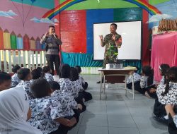 Babinsa Koramil 0907/03 Tarbar Dan Babinkamtibmas Kompak Edukasi Sejak Dini Murid TK N Pembina 3 Aturan Berlalu Lintas