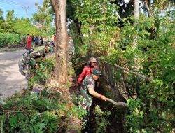 Pentingya Menjaga Lingkungan Yang Bersih Dan Sehat Babinsa Koramil 1425-05/Batang Gotong Royong Bersama Warga Bersihkan Saluran Air