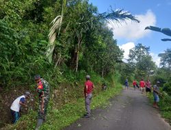 Tingkatkan Kebersihan Lingkungan, Babinsa Koramil 03/Sinjai Tengah Kodim 1424/Sinjai Bersama Warga Bersihkan Saluran Air