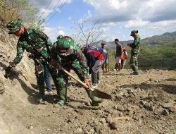 Satgas TMMD Ke 122 Kodim 1407/Bone Bersama Masyarakat Melaksanakan Kegiatan Pelebaran Jalan