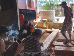 Atasi Kesulitan Masyarakat, Babinsa Koramil 1425-05/Batang Bantu Progres Pembangunan Rumah Warga