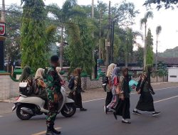 Cegah Lakalalin Anak Sekolah, Babinsa Bantimurung Bantu Anak Sekolah Menyebrang Jalan