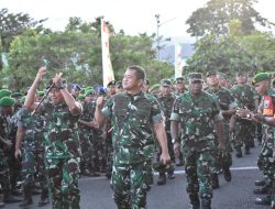 Senyum Dan Keramahan Bapak KASAD Dengan Pasukan Ban Lengan Merah Menyala (Babinsa) Dalam Kunker Di Kodam XVIIII/Kasuari