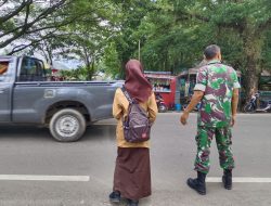 Rutinitas Babinsa Bantimurung Bantu Anak Sekolah Menyebrang Jalan Guna Mencegah Terjadinya Lakalalin