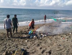 Babinsa Koramil 1425-05/Batang Gelar Karya Bakti Bersihkan Pantai Karsud