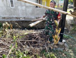 Cegah Terjadinya Banjir, Babinsa Maros Bersama Warga Bersihkan Sampah dari Saluran Drainase