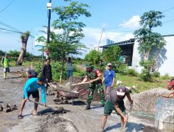 Babinsa Maros Jadi Penyemangat Kerja, Bantu Warga Perbaiki Jalan Cor Perumahan