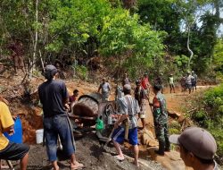 Semangat Gotong Royong Warga Bersama Babinsa Maros Kerja Bakti Buat Jalan Swadaya