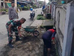 Babinsa Koramil-06 Kodim 1404/Pinrang Kerja Bakti Bersama Warga Bersihkan Saluran Air