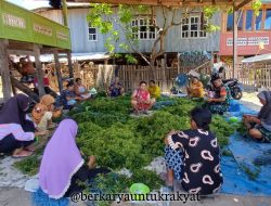 Komsos Bersama Petani Rumput Laut, Ini Pesan Penting Babinsa Koramil 1425-05/Batang Jelang Pilkada 2024