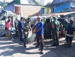 Cegah Banjir dan DBD, Koramil-04/Paleteang Kodim 1404/Pinrang Bersihkan Saluran Air