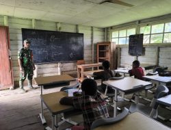 PEDULI PENDIDIKAN, BABINSA KORAMIL 1703-03/OBANO MELAKSANAKAN MENGAJAR SISWA-SISWI SEKOLAH DASAR YPPK ST FRANSISKUS OBANO