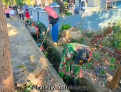 Sembari Gotong Royong Bersihkan Saluran Air, Babinsa Koramil 1425-05/Batang Sosialisasikan Pemilu Damai