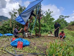 Babinsa Koramil 1405-08/T. Riaja Bersama Petani Sukses Laksanakan Pemindahan Mesin Pompa Air