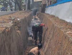 Babinsa Maros Ajak Siswa SMPN 5 Mandai Kerja Bakti Bersama Bersihkan Lingkungan Sekolah