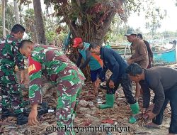 Jaga Kebersihan Pantai, Personel Babinsa Koramil 1425-01/Binamu Bersama Masyarakat Bersih-bersih Pantai