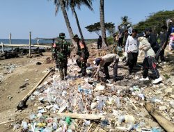 Koramil-01Kodim 1404/Pinrang Bersama Warga Laksanakan Pembersihan Pesisir Pantai
