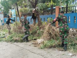 Ciptakan Lingkungan Bersih, Babinsa Maros Bersama Anggota Satpol PP Bersihkan Bahu Jalan dan Drainase
