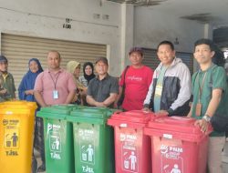 Babinsa Maros Hadiri Sosialisasi dan Pemberian Bantuan Tempat Sampah di Pasar Barandasi