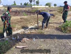 Normalisasi Saluran Air, Anggota Babinsa Koramil 1425-03/Tamalatea Lakukan Karya Bakti Bersihkan Sampah dan Rumput Liar