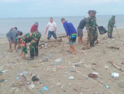 Koramil-02 Kodim 1404/Pinrang Bersih-bersih Pantai Bersama Warga