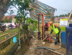 Babinsa Kahu Bersama Warga Lanjutkan Pengerjaan Pengeboran Sumber Air Untuk Meningkatkan Pengairan Sawah