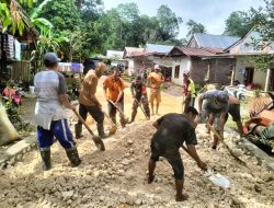 Guna Memperlancar Jalan Usaha Tani, Babinsa Barebbo Bersama Warga Desa Kajaolidong Melaksanakan Gotong Royong