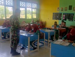 Peduli Dengan Pendidikan Anak, Babinsa Koramil 15/Mare Bantu Mengajar Di SD Negeri 581