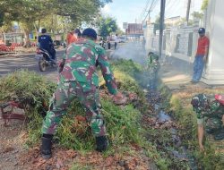 Personel Koramil Mare Bersama Warga Karya Bakti Bersihkan Pinggir Jalan Dan Parit Kel. Padaelo