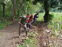 Babinsa Desa Selli Koramil 1407-09/Lapri Bersama Warga Gotong Royong Perbaiki Jalan Desa