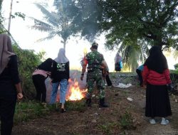 Jadi Motivator, Babinsa Koramil 08/Lamuru Bergotong Royong Bersama Warga Lakukan Pembersihan Jalan