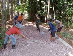 Guna Meningkatkan Kelancaran Perekonomian Warga, Babinsa Tonra Gotong Royong Pebaikan Jalan Usaha Tani