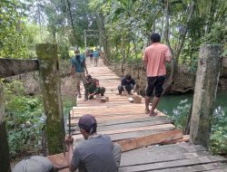 Babinsa Koramil 1407-06/Awangpone Bersama Warga Gotong Royong Perbaiki Jembatan Yang Rusak